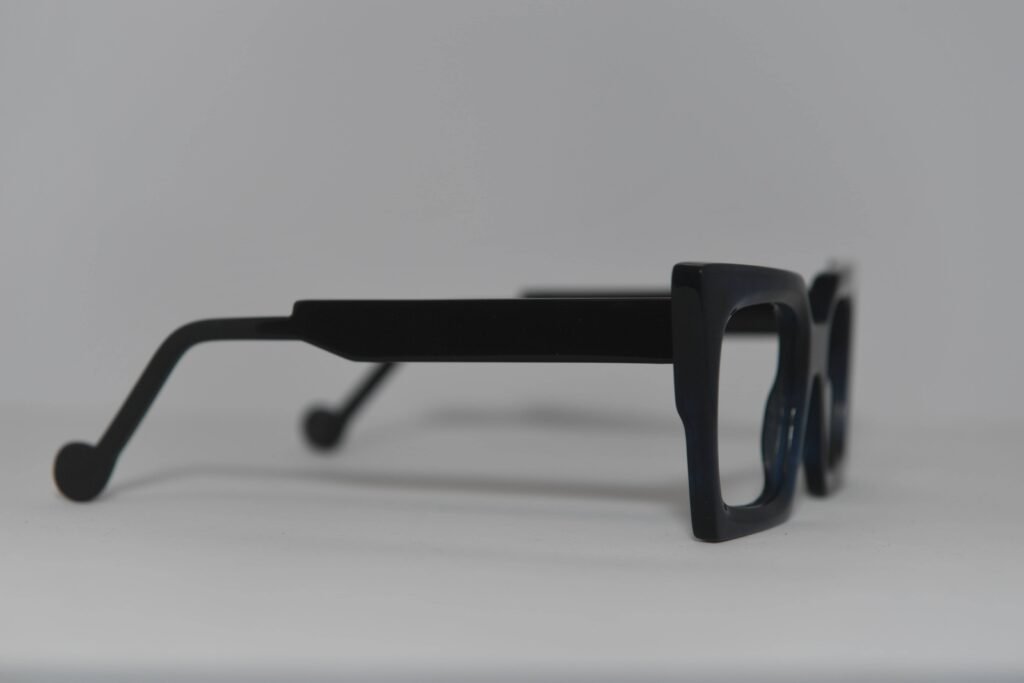 Monture artisanale Agathe 2 bleu profond translucide